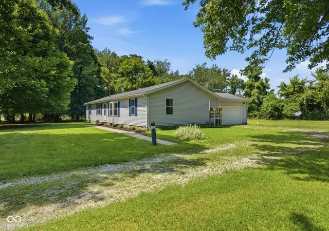 3rd image of 2572 W Buckingham Dr, Crawfordsville, IN 47933 | MLS# 22119074