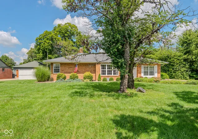 1st image of 1406 Laurel Dr, Columbus, IN 47203 | MLS# 22119600