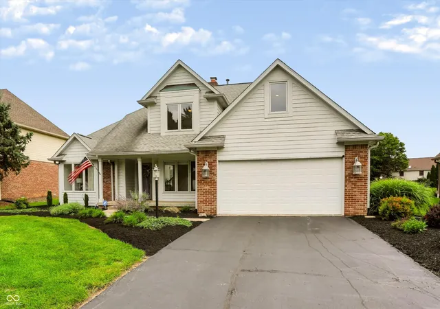 Photo 4 of Single family home for sale at 11709 Whisper Bay Ct, Carmel, IN 46033 | MLS# 22119617 | Listing updated on 2026-10-08