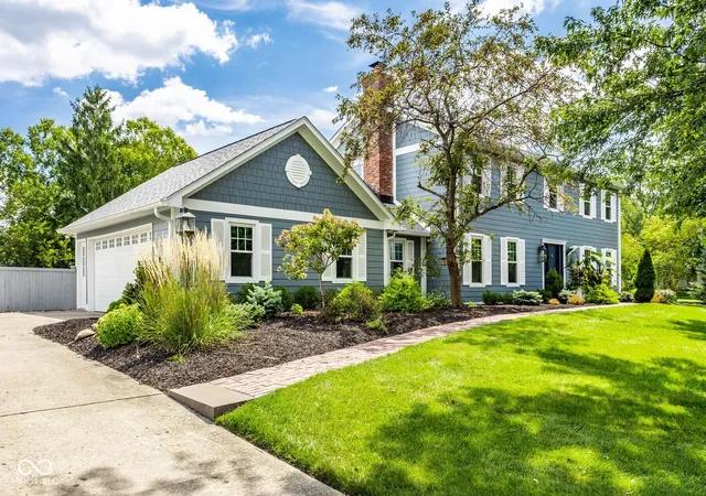 1st image of 215 Sherwood Ct, Zionsville, IN 46077 | MLS# 22121164