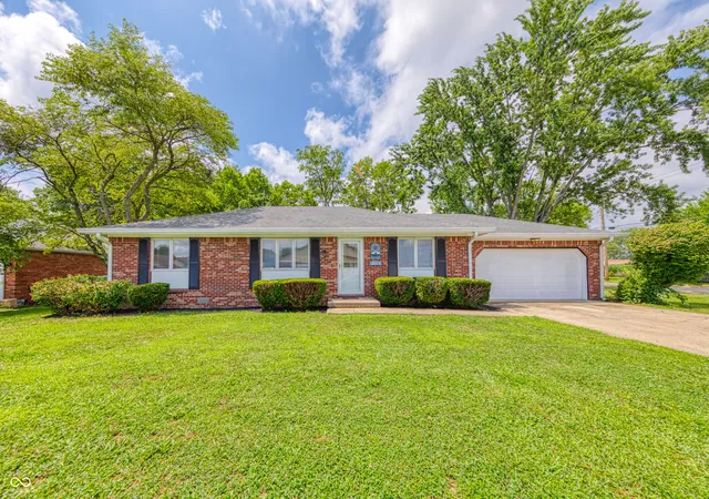 3rd image of 2113 Berwick Dr, Shelbyville, IN 46176 | MLS# 22121454