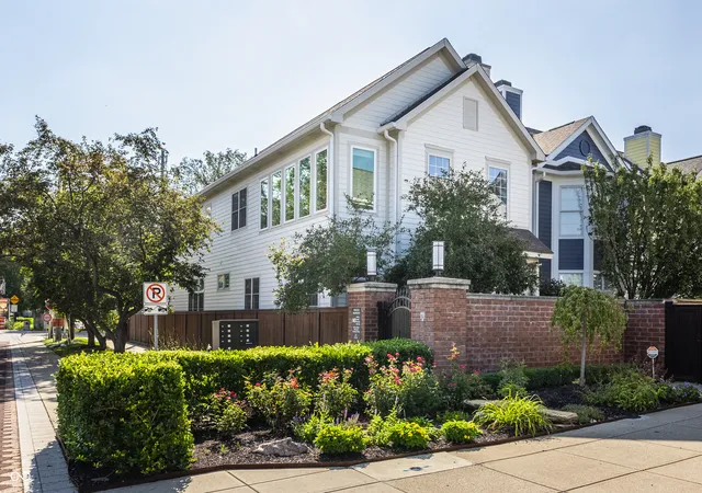 2nd image of 654 N Senate Ave, Indianapolis, IN 46202 | MLS# 22121565