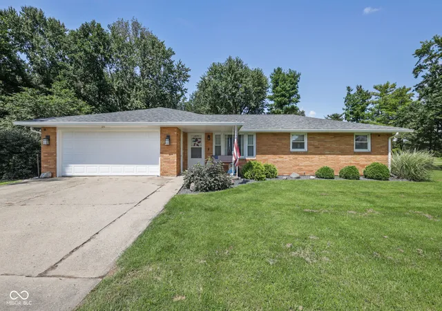 1st image of 1128 E School St, Anderson, IN 46012 | MLS# 22121886
