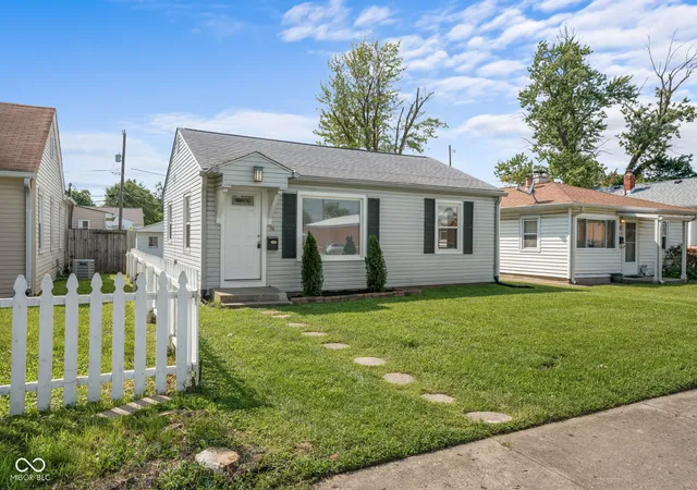 3rd image of 76 N 2Nd Ave, Beech Grove, IN 46107 | MLS# 22121930