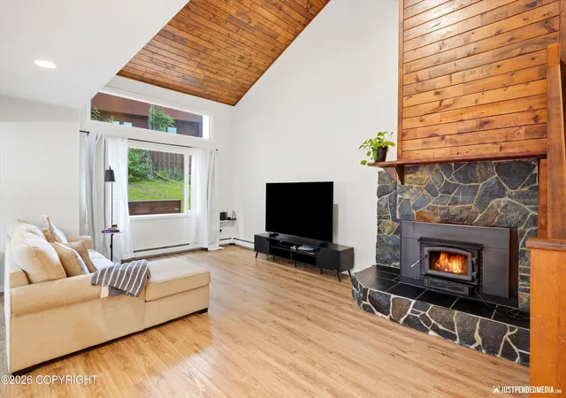 Photo 3 of Sale Pending at 6622 Lakeway Dr, Anchorage, AK 99502 | MLS# 26-9728 | Listing updated on 2026-08-16