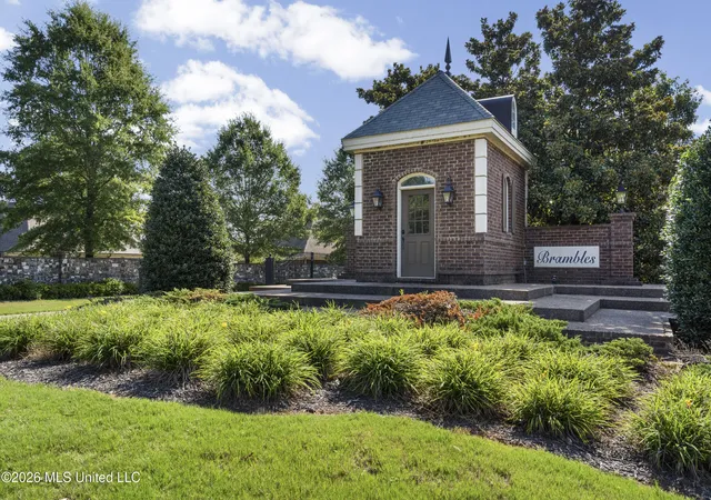 Photo 2 of Sale Pending at 4389 W Vineyard Dr, Southaven, MS 38672 | MLS# 4158848 | Listing updated on 2026-09-08
