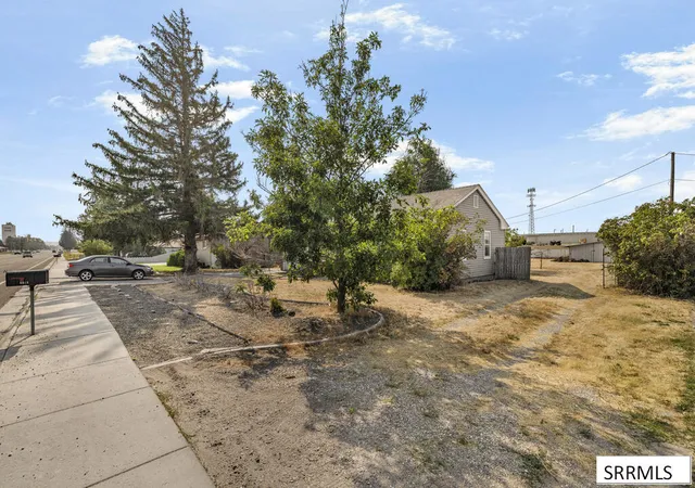 Photo 3 of Single family home for sale at 2516 E Lincoln Road, Idaho Falls, ID 83401 | MLS# 2188494 | Listing updated on 2026-09-08