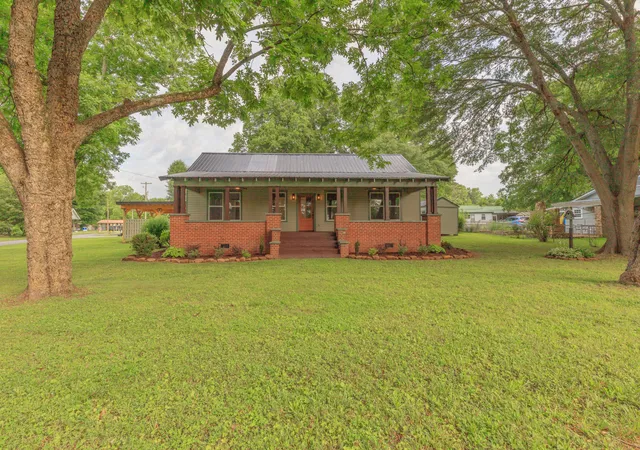 Photo 2 of Single family home for sale at 912 S Chattanooga St, La Fayette, GA 30728 | MLS# 1539084 | Listing updated on 2026-10-02