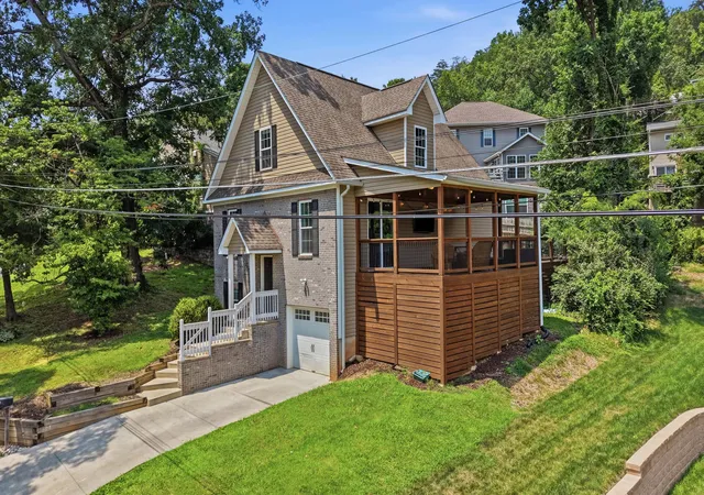 Photo 1 of Single family home for sale at 323 Pine Ridge Rd, Chattanooga, TN 37405 | MLS# 1536794 | Listing updated on 2026-08-27