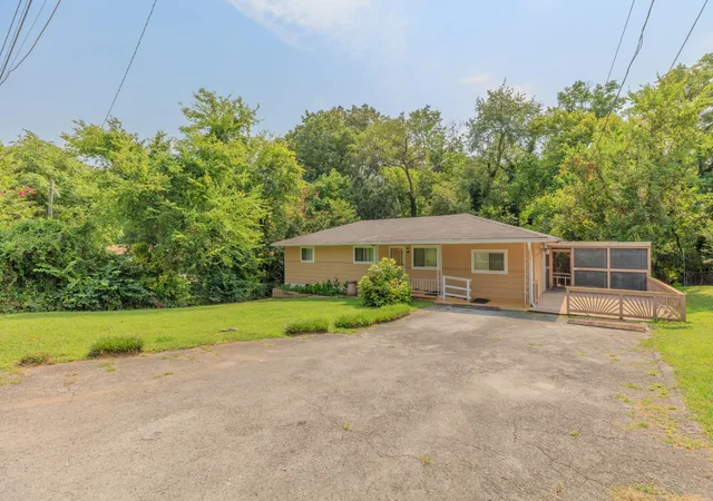 Photo 2 of Single family home for sale at 1614 Eastwood Ave, Chattanooga, TN 37411 | MLS# 1537735 | Listing updated on 2026-08-01