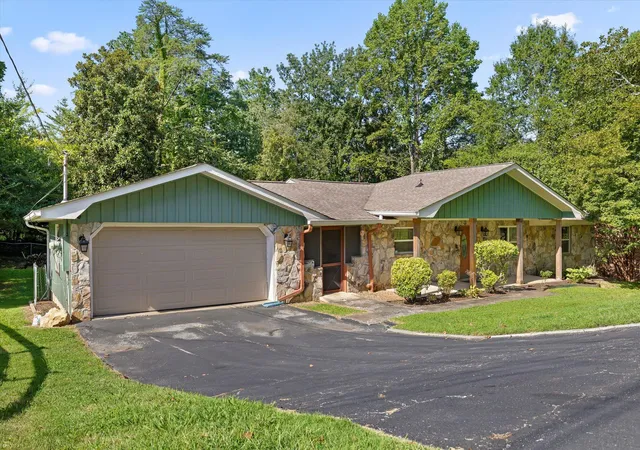 Photo 3 of Sale Pending at 606 Oak Crst Ln, Hixson, TN 37343 | MLS# 1540574 | Listing updated on 2026-09-30