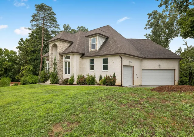 Photo 2 of Sale Pending at 5802 Muirfield Ln, Chattanooga, TN 37416 | MLS# 1538541 | Listing updated on 2026-09-07