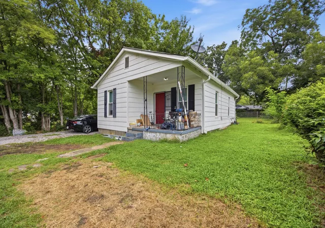Photo 2 of Single family home for sale at 2009 Robbins St, Chattanooga, TN 37404 | MLS# 1538388 | Listing updated on 2026-09-10