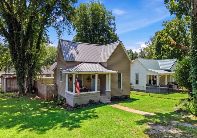 1st image of 305 Pine Ave, South Pittsburg, TN 37380 | MLS# 1538746