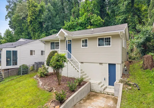 Photo 2 of Single family home for sale at 914 Dartmouth St, Chattanooga, TN 37405 | MLS# 1539520 | Listing updated on 2026-08-19