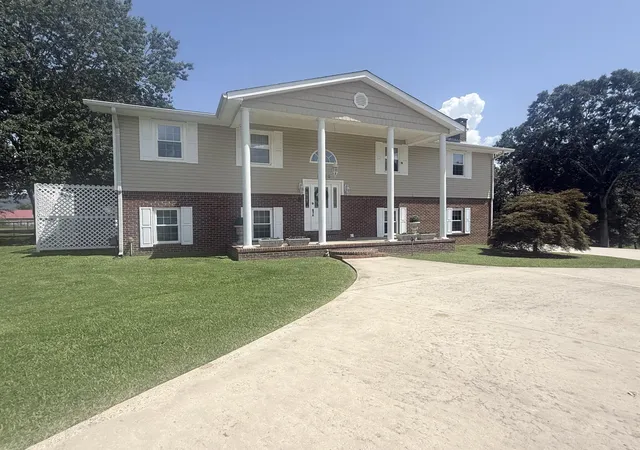 Photo 3 of Single family home for sale at 1220 Doctor Lee Ave, Bridgeport, AL 35740 | MLS# 1539135 | Listing updated on 2026-07-30