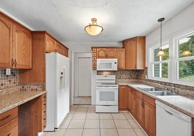 Photo 2 of Single family home for sale at 3703 Thrushwood Dr, Chattanooga, TN 37415 | MLS# 1538915 | Listing updated on 2026-09-12