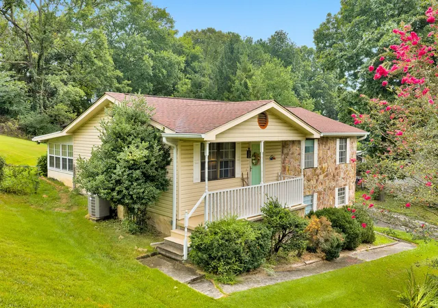 Photo 2 of Single family home for sale at 912 Crest Dr, Chickamauga, GA 30707 | MLS# 1539516 | Listing updated on 2026-08-30