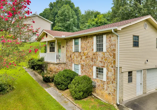 Photo 3 of Single family home for sale at 912 Crest Dr, Chickamauga, GA 30707 | MLS# 1539516 | Listing updated on 2026-08-30