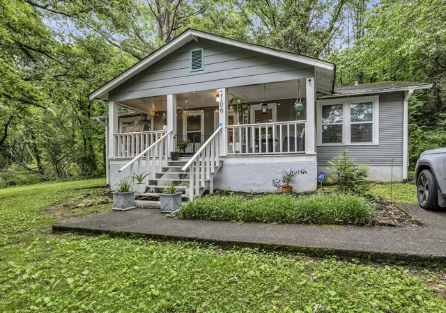 Photo 3 of Single family home for sale at 2106 Tunnel Blvd, Chattanooga, TN 37406 | MLS# 1539121 | Listing updated on 2026-10-08