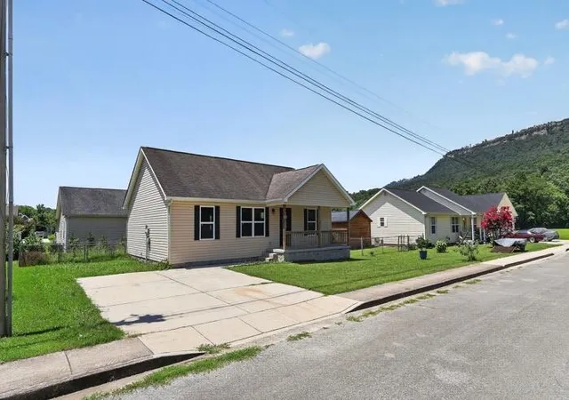 Photo 3 of Single family home for sale at 419 W 2nd Street, Jasper, TN 37347 | MLS# 1539246 | Listing updated on 2026-09-09
