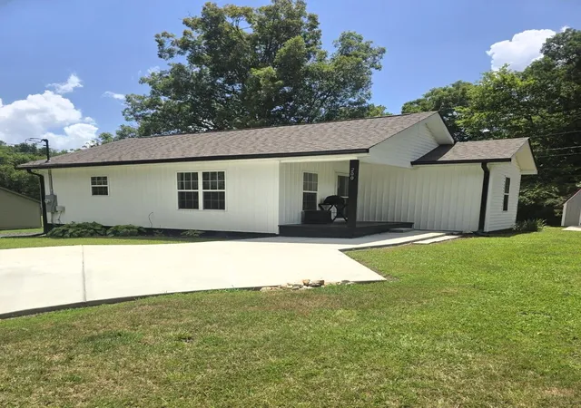 Photo 3 of Single family home for sale at 200 Brooker Dr, Dalton, GA 30721 | MLS# 1539359 | Listing updated on 2026-08-17