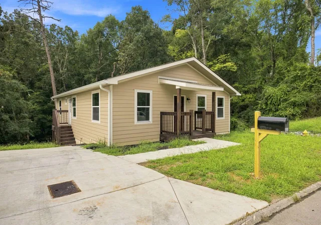 Photo 3 of Single family home for sale at 3010 Northway Ln, Chattanooga, TN 37406 | MLS# 1539563 | Listing updated on 2026-10-06