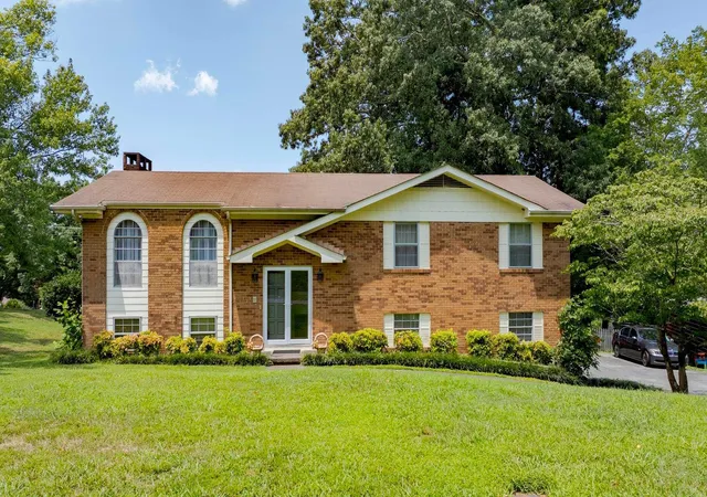 Single family home for sale at 2101 Crown Ct Ln, Chattanooga, TN 37421 | MLS# 1539734