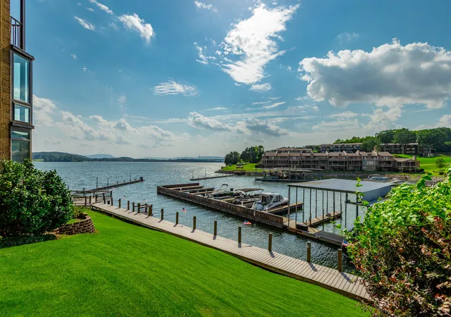 Listing Photo 2 - Condo for sale in building located at 4346 Lakeshore Ln, Chattanooga, TN 37415 - Unit #204