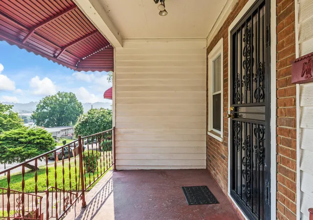 Photo 3 of Single family home for sale at 934 Fort Wood St, Chattanooga, TN 37403 | MLS# 1539975 | Listing updated on 2026-09-25