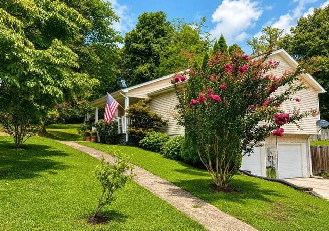 Photo 2 of Single family home for sale at 240 Se Bell St, Cleveland, TN 37323 | MLS# 1539822 | Listing updated on 2026-09-24