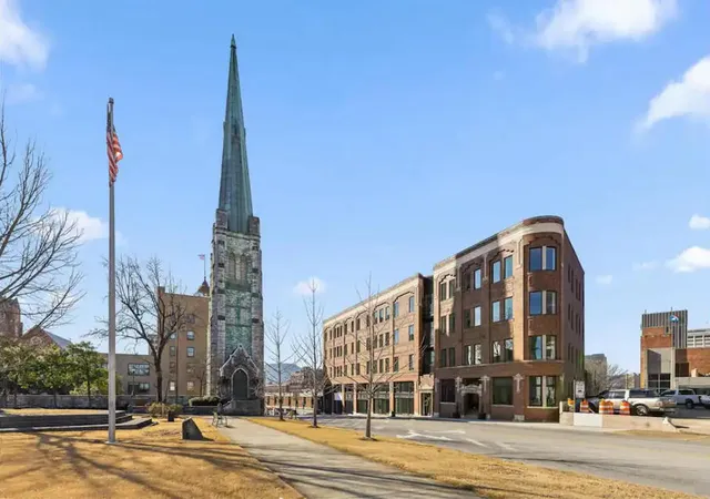 Listing Photo 3 - Condo for sale in building located at 707 Georgia Ave, Chattanooga, TN 37402 - Unit #301