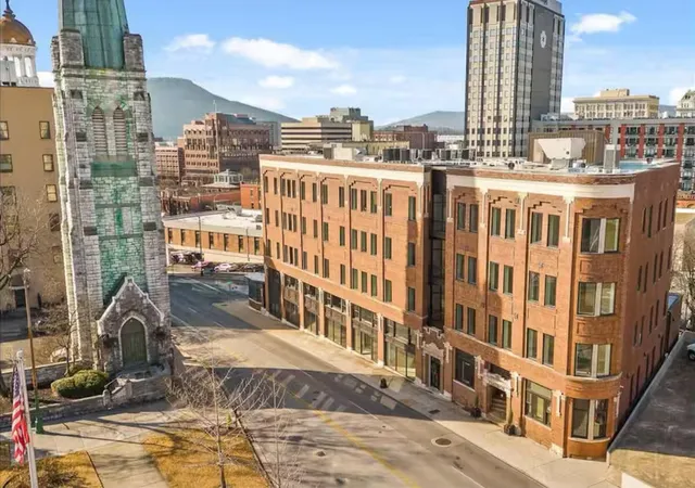 Listing Photo 4 - Condo for sale in building located at 707 Georgia Ave, Chattanooga, TN 37402 - Unit #301