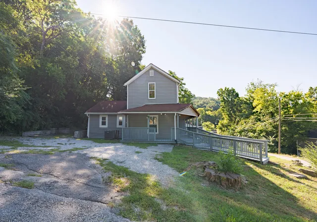 Photo 3 of Single family home for sale at 3100 N Chamberlain Ave, Chattanooga, TN 37406 | MLS# 1540094 | Listing updated on 2026-10-27