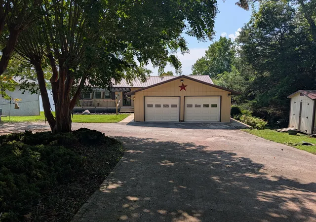 Photo 4 of Single family home for sale at 300 Lake Forest Ln, Spring City, TN 37381 | MLS# 1540666 | Listing updated on 2026-08-12