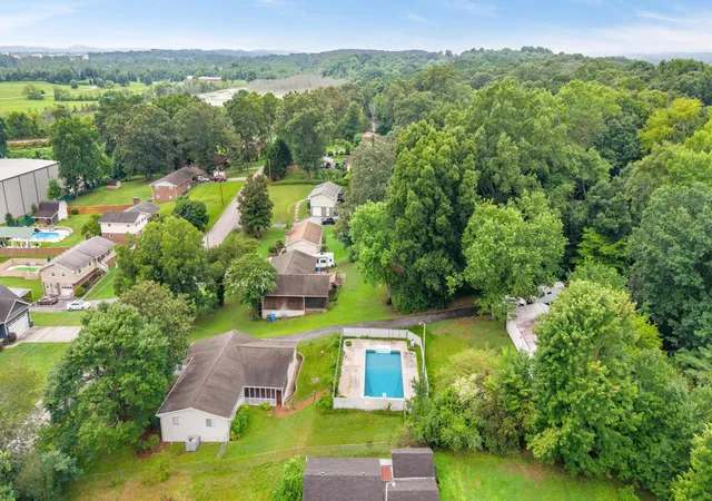 Photo 3 of Single family home for sale at 7517 Boriss Dr, Chattanooga, TN 37416 | MLS# 1541290 | Listing updated on 2026-10-01