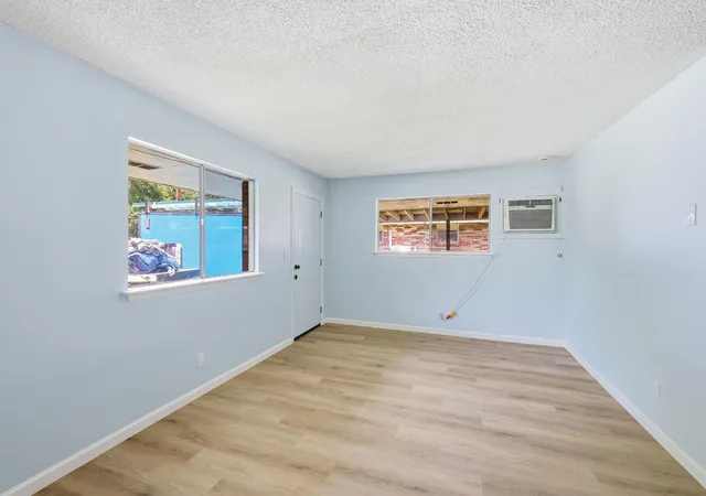 Listing Photo 5 - Condo for sale in building located at 4729 Rogers Rd, Chattanooga, TN 37411