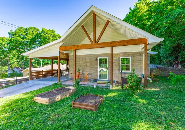 Photo 3 of Sale Pending at 401 Bank St, Chattanooga, TN 37415 | MLS# 1540377 | Listing updated on 2026-09-20