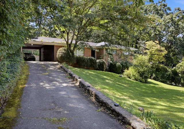 Photo 3 of Single family home for sale at 1905 Hixson Pike, Chattanooga, TN 37405 | MLS# 1540672 | Listing updated on 2026-10-20