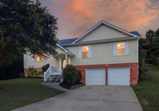 Photo 3 of Single family home for sale at 908 Clay Hl Dr, Soddy Daisy, TN 37379 | MLS# 1540875 | Listing updated on 2026-09-20