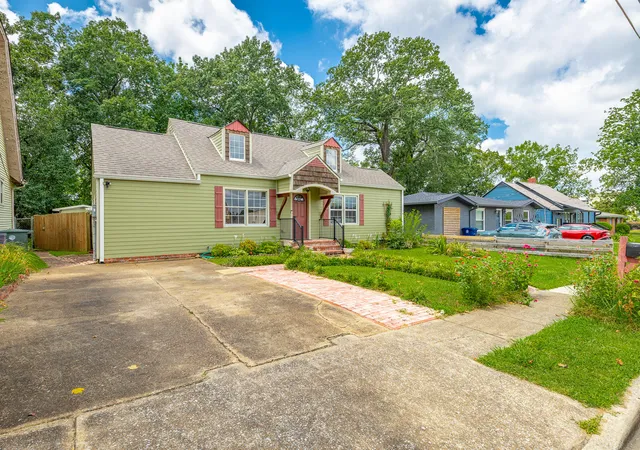 Photo 3 of Single family home for sale at 2306 E 4th Street, Chattanooga, TN 37404 | MLS# 1541060 | Listing updated on 2026-08-24