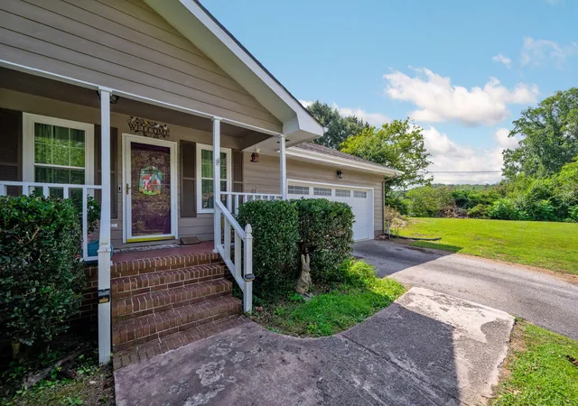 Photo 3 of Single family home for sale at 412 Sandalwood Dr, Hixson, TN 37343 | MLS# 1540844 | Listing updated on 2026-09-17