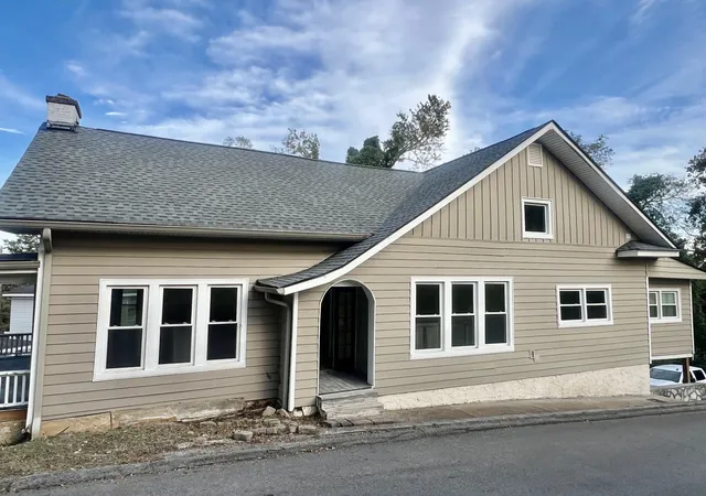 Photo 3 of Single family home for sale at 2 S Crest Rd, Chattanooga, TN 37404 | MLS# 1540734 | Listing updated on 2026-09-04