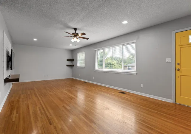Photo 3 of Single family home for sale at 3705 Mary Anna Dr, Chattanooga, TN 37412 | MLS# 1541025 | Listing updated on 2026-10-08