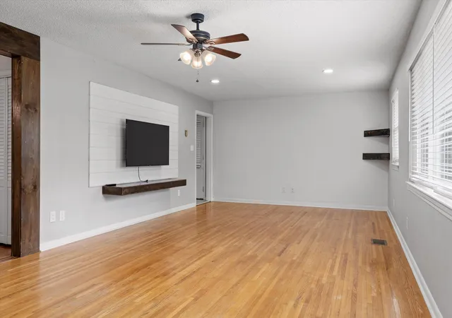 Photo 4 of Single family home for sale at 3705 Mary Anna Dr, Chattanooga, TN 37412 | MLS# 1541025 | Listing updated on 2026-10-08