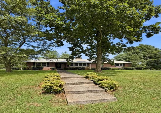 1st image of 401 E Petty Ln, Winchester, TN 37398 | MLS# 1540865
