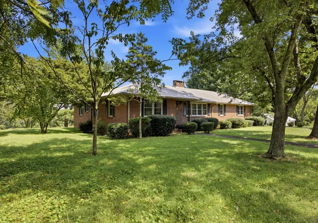 Photo 3 of Single family home for sale at 401 E Petty Ln, Winchester, TN 37398 | MLS# 1540865 | Listing updated on 2026-10-05