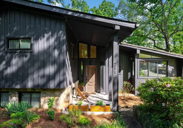 Photo 3 of Sale Pending at 211 Dawn St, Signal Mountain, TN 37377 | MLS# 1541124 | Listing updated on 2026-08-22