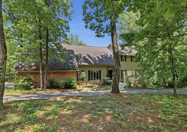Photo 3 of Sale Pending at 29 Rock Crst Dr, Signal Mountain, TN 37377 | MLS# 1541155 | Listing updated on 2026-09-01