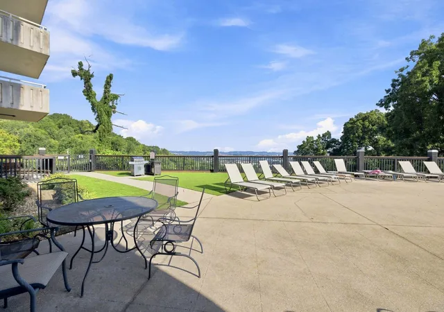Listing Photo 2 - Condo for sale in building located at 1131 Stringers Ridge Rd, Chattanooga, TN 37405 - Unit #1y